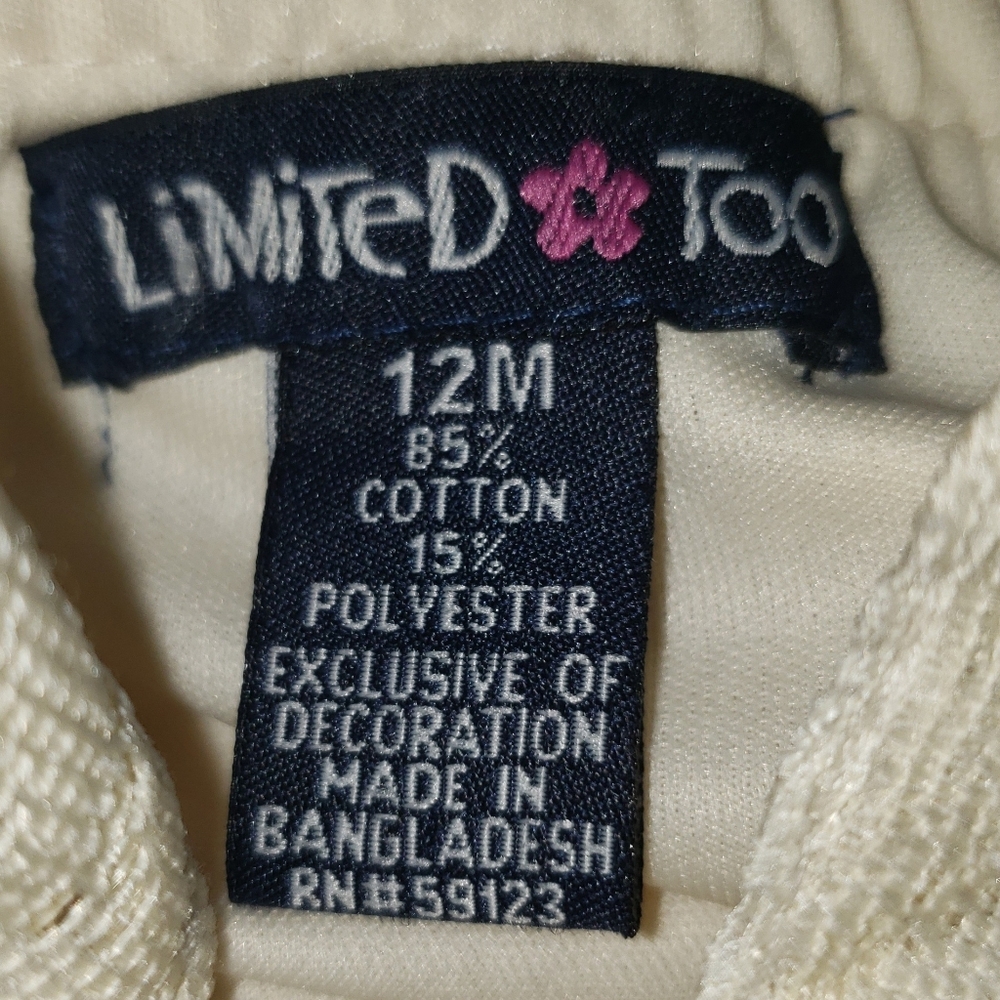 2 Rompers button snaps for easy pamper changes. - Picture 10 of 16